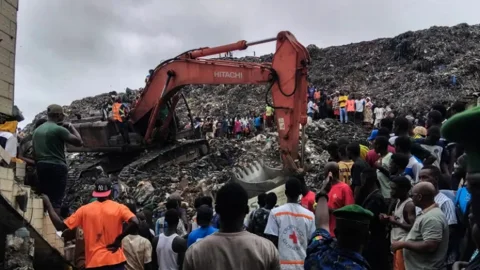 মরদেহ উদ্ধারে তল্লাশি চালাচ্ছেন স্থানীয় বাসিন্দা ও উদ্ধারকর্মীরা। ছবি: এএফপি