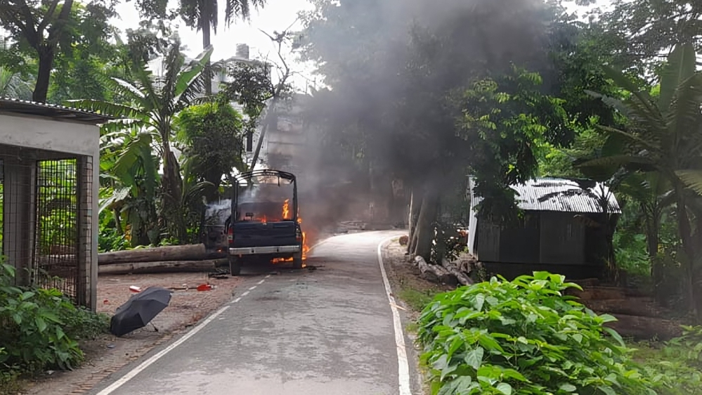 গোপালগঞ্জে ইউএনওর গাড়িতে আগুন দেয় স্থানীয়রা। ১৬ জুলাই। সংগৃহীত ছবি