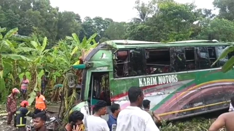 ঢাকা-খুলনা মহাসড়কে মুকসুদপুর উপজেলার গেড়াখোলা এলাকায় বাস দুর্ঘটনা। সংগৃহীত ছবি