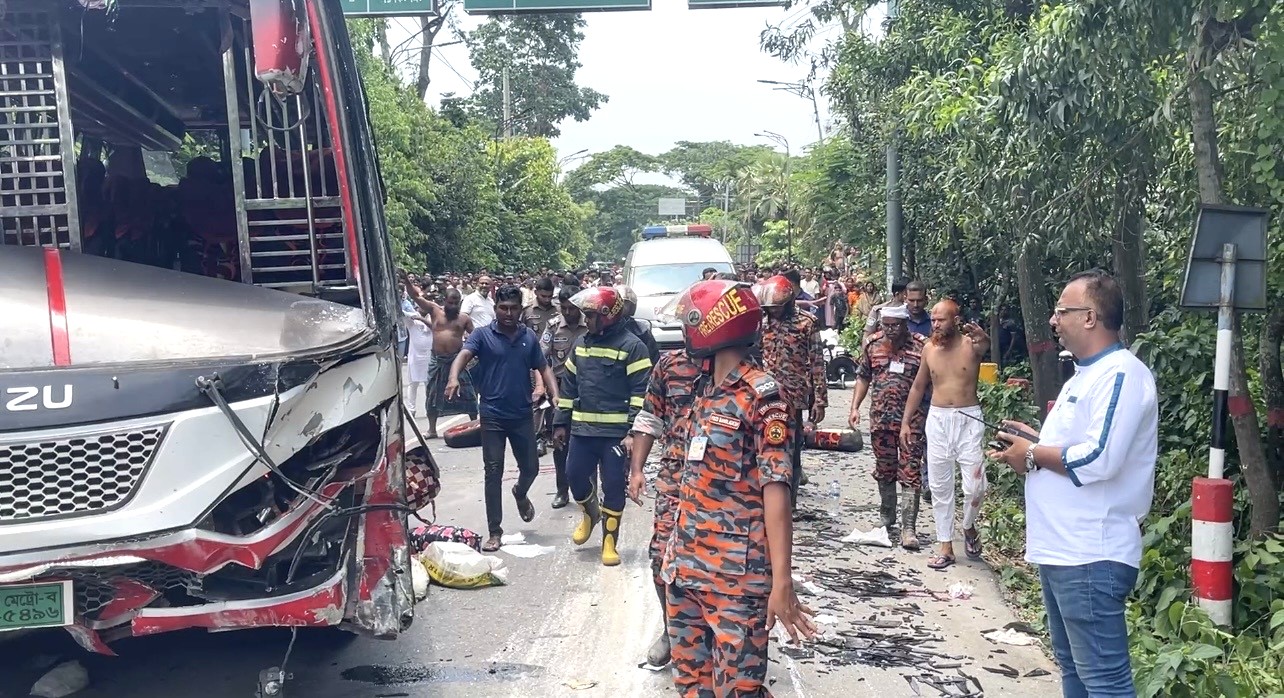 গোপালগঞ্জে দুর্ঘটনার পর এলাকাবাসীর সহায়তায় ফায়ার সার্ভিসের উদ্ধার তৎপরতা। স্ট্রিম ছবি