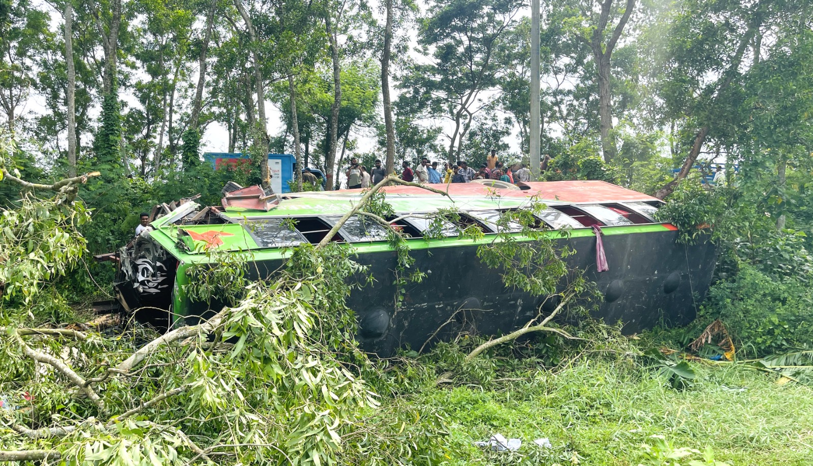 গোপালগঞ্জে দুর্ঘটনায় মহাসড়ক থেকে ছিটকে পড়ে যাত্রীবাহী বাসটি । স্ট্রিম ছবি