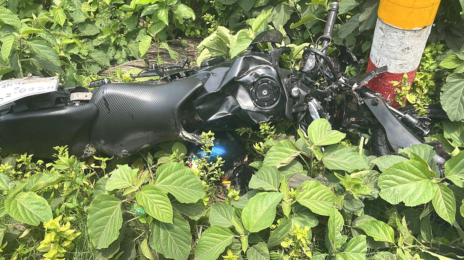গোপালগঞ্জের বেদগ্রামের দুর্ঘটনায় দুমড়ে গেছে মোটরসাইকেল। স্ট্রিম ছবি