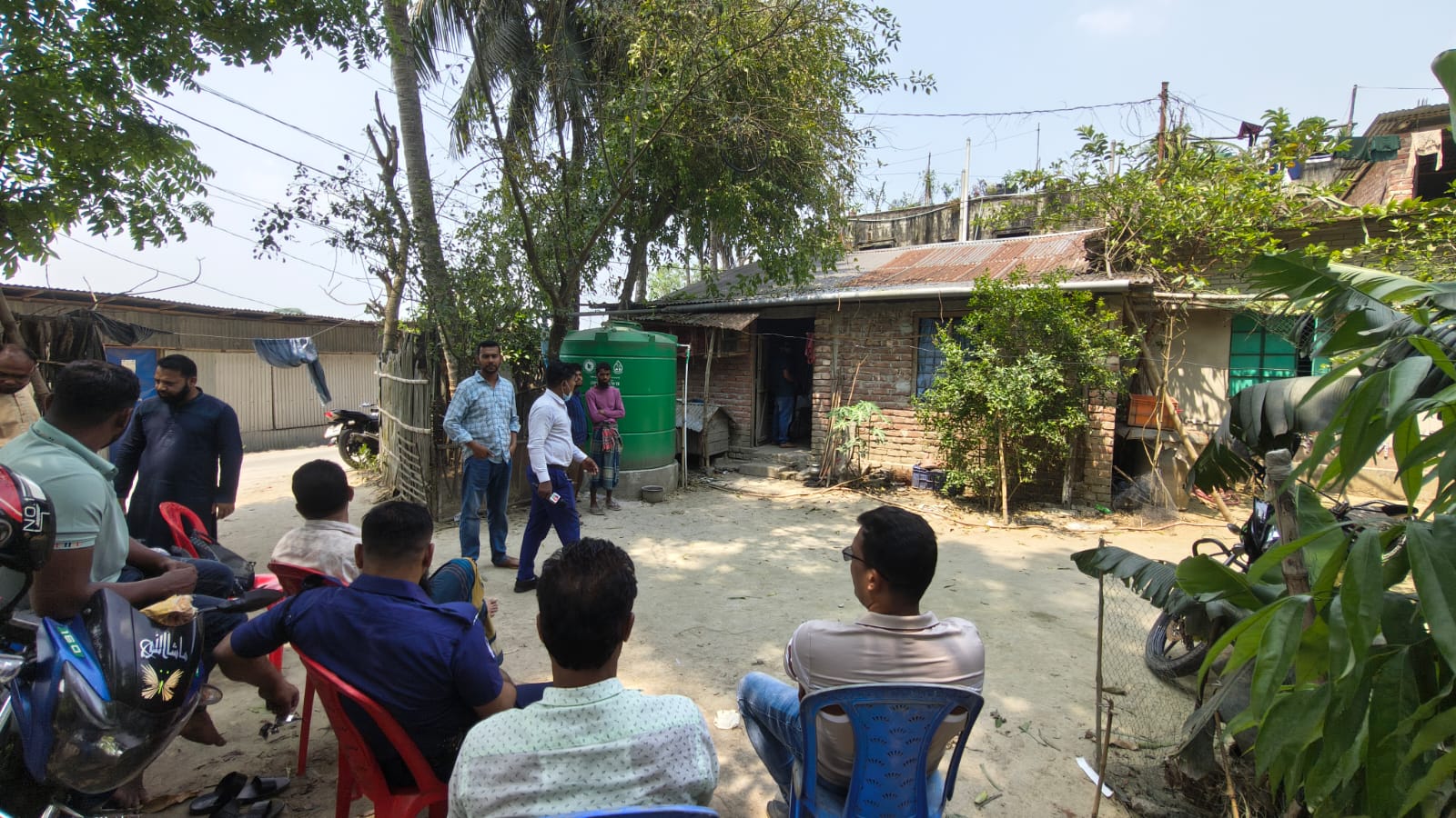 টুঙ্গিপাড়ার নিলফা বাজার এলাকায় মতিউর রহমানের বাড়িতে বোম ডিসপোজাল টিম। স্ট্রিম ছবি