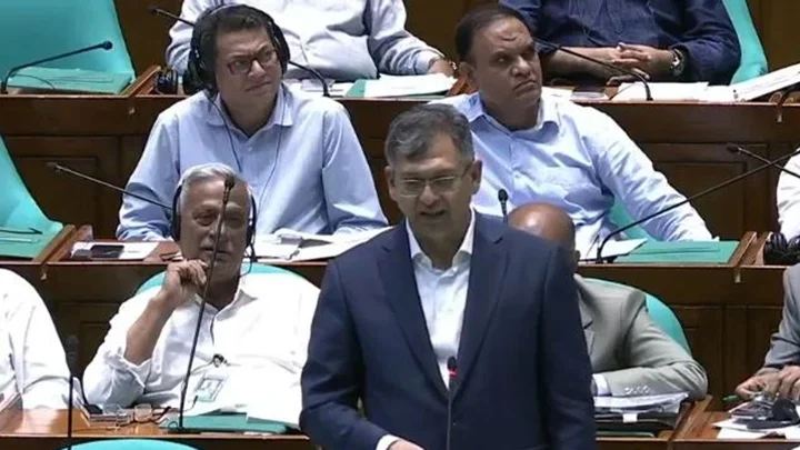 বিরোধী দলের ওয়াকআউটের পর ফ্লোর নিয়ে বক্তব্য দেন স্বরাষ্ট্রমন্ত্রী। ছবি: বিটিভির সৌজন্যে
