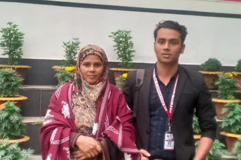 সিটি ইউনিভার্সিটি ক্যাম্পাসে ছেলে সোজলের সঙ্গে শাহীনা বেগম। ছবি: সংগৃহীত।