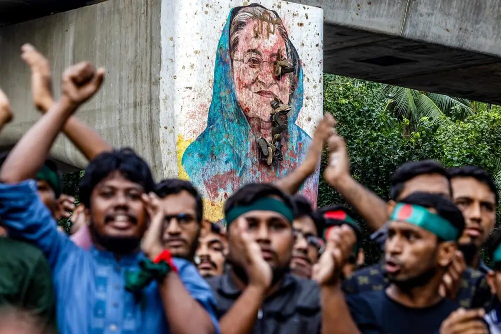 গণঅভ্যুত্থানের পর হাসিনার ম্যুরাল নষ্ট করে ছাত্র-জনতা। ছবি: সংগৃহীত।