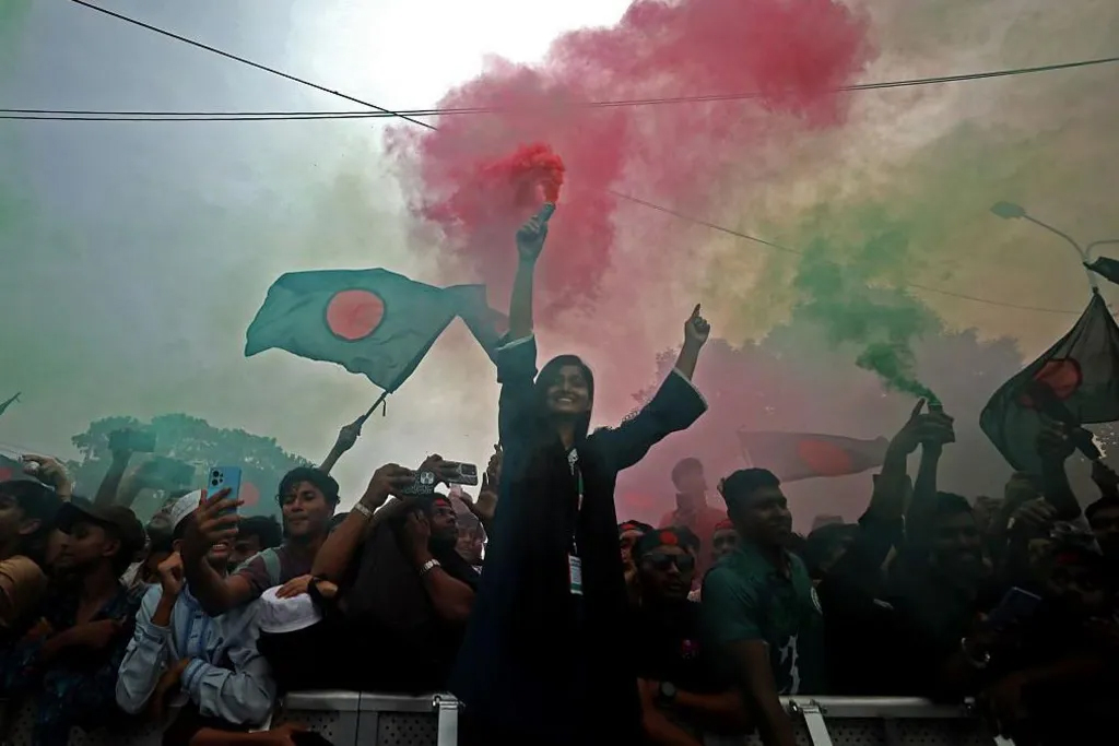 হাসিনার পতন ও পলায়নের পর ছাত্র-জনতার উল্লাস। ছবি: সংগৃহীত।