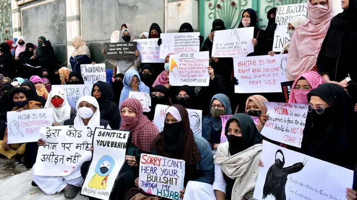 কর্ণাটকে ২০২২ সালে ‘হিজাব’ পরার ওপর বিধিনিষেধ জারির প্রতিবাদে এলাহাবাদের প্রয়াগরাজে নারীদের বিক্ষোভ। ছবি: হিন্দুস্তান টাইমস