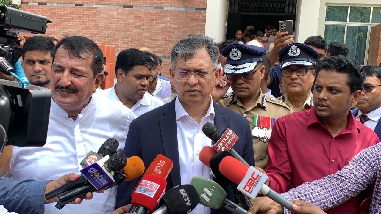 রাজশাহীতে সারদায় সাংবাদিকদের সঙ্গে কথা বলেন স্বরাষ্ট্রমন্ত্রী সালাহউদ্দিন আহমদ। সংগৃহীত ছবি