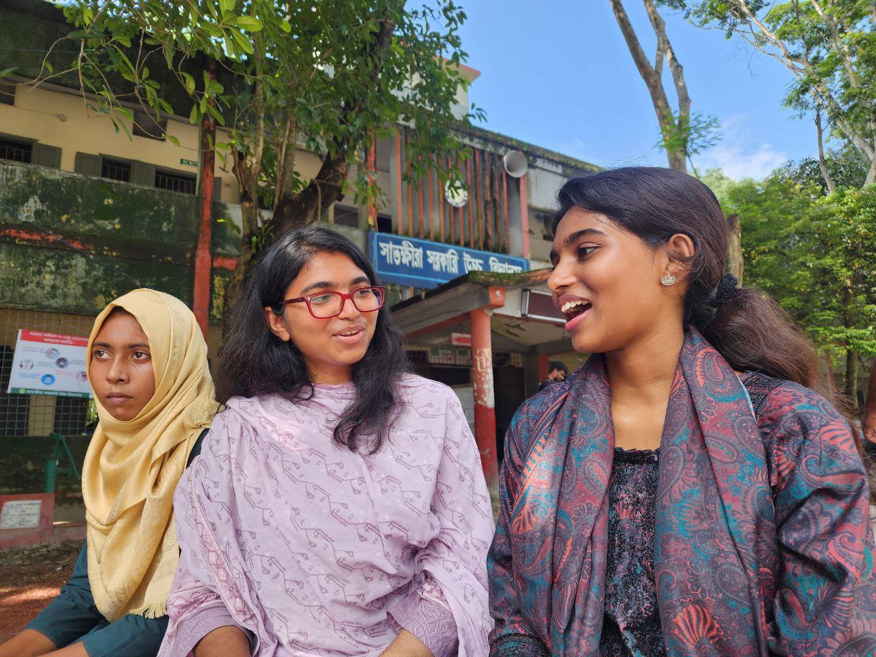 তাসনিম জারাকে বই, গোলাপ ও চিঠি দিলেন সাতক্ষীরার ইভা