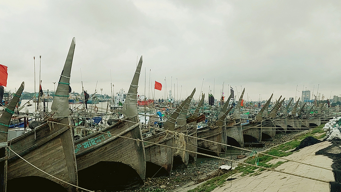 ইলিশ ধরার অপেক্ষায়…