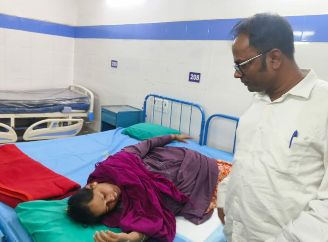বাংলাদেশ থেকে ফেরার পর রামপুরহাট হাসপাতালে সোনালি খাতুন, সঙ্গে তৃণমূল কংগ্রেসের সংসদ সদস্য সমীরুল ইসলাম, যিনি তাঁর বাবার হয়ে হেবিয়াস কর্পাস আবেদন দাখিল করতে সাহায্য করেছিলেন। ছবি: ইনস্ক্রিপ্ট