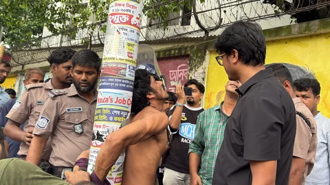  নিষিদ্ধ সংগঠন ছাত্রলীগের কর্মী সন্দেহে পিটুনির পর খুঁটির সঙ্গে বেঁধে রাখা হয় রিকশাচালককে। ছবি: সংগৃহীত