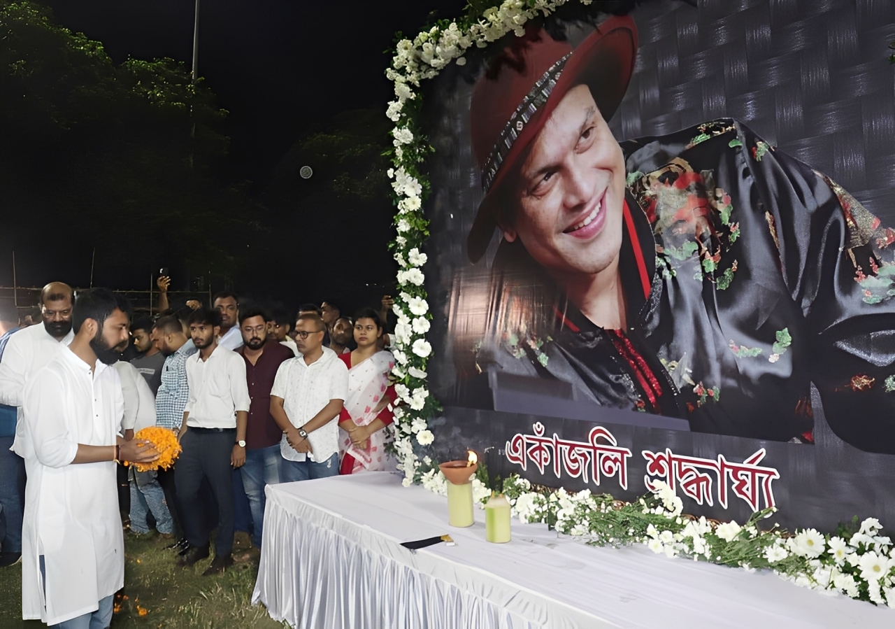 জুবিন গার্গের মৃত্যুর পর তাঁকে শ্রদ্ধা জানান আসামের মানুষেরা। সংগৃহীত ছবি
