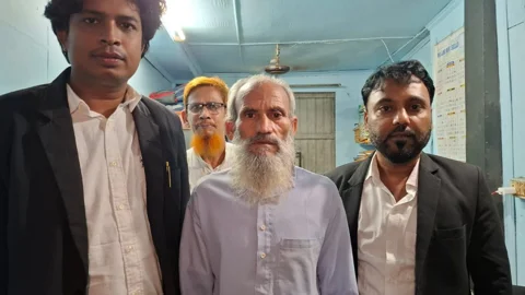 আইনজীবী ও স্বজনদের সঙ্গে জলিল আখতার। ছবি: দ্য ওয়্যার