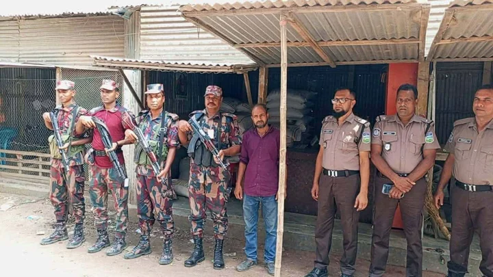 হাসান বশরির গুদাম থেকে অবৈধভাবে মজুতকৃত ৪০ বস্তা সার জব্দ করা হয়। স্ট্রিম ছবি।