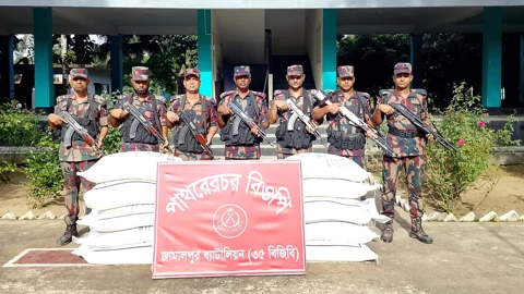 দেওয়ানগঞ্জ সীমান্তে সারের চোরাচালান জব্দ করে পাথরের চর বিওপির বিজিবি সদস্যরা। সংগৃহীত ছবি