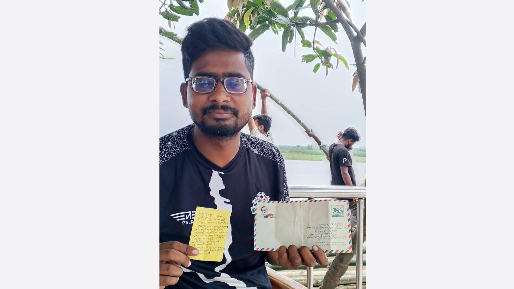 চিঠি হাতে ইউনিয়ন স্বেচ্ছাসেবক দলের নেতা মোহাম্মদ সবুজ। ছবি: সংগৃহীত