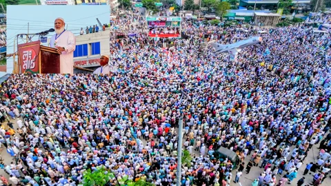 বগুড়া শহরের মাটিডালী বিমান মোড়ে জামায়াত নেতৃত্বাধীন ১১ দলীয় ঐক্যের ঢাকা-রংপুর লংমার্চের পথসভায় প্রধান অতিথির বক্তব্য দেন জামায়াত আমির ডা. শফিকুর রহমান। ছবি: সংগৃহীত