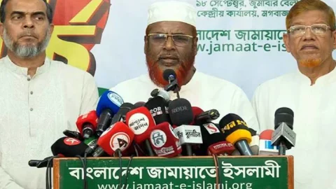সংবাদ সম্মেলনে বাংলাদেশ জামায়াতে ইসলামীর সেক্রেটারি জেনারেল মিয়া গোলাম পরওয়ার। ছবি: সংগৃহীত