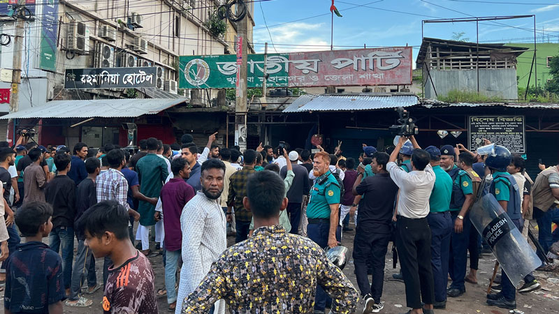 খুলনায় জাতীয় পার্টির অফিসে হামলা। সংগৃহীত ছবি