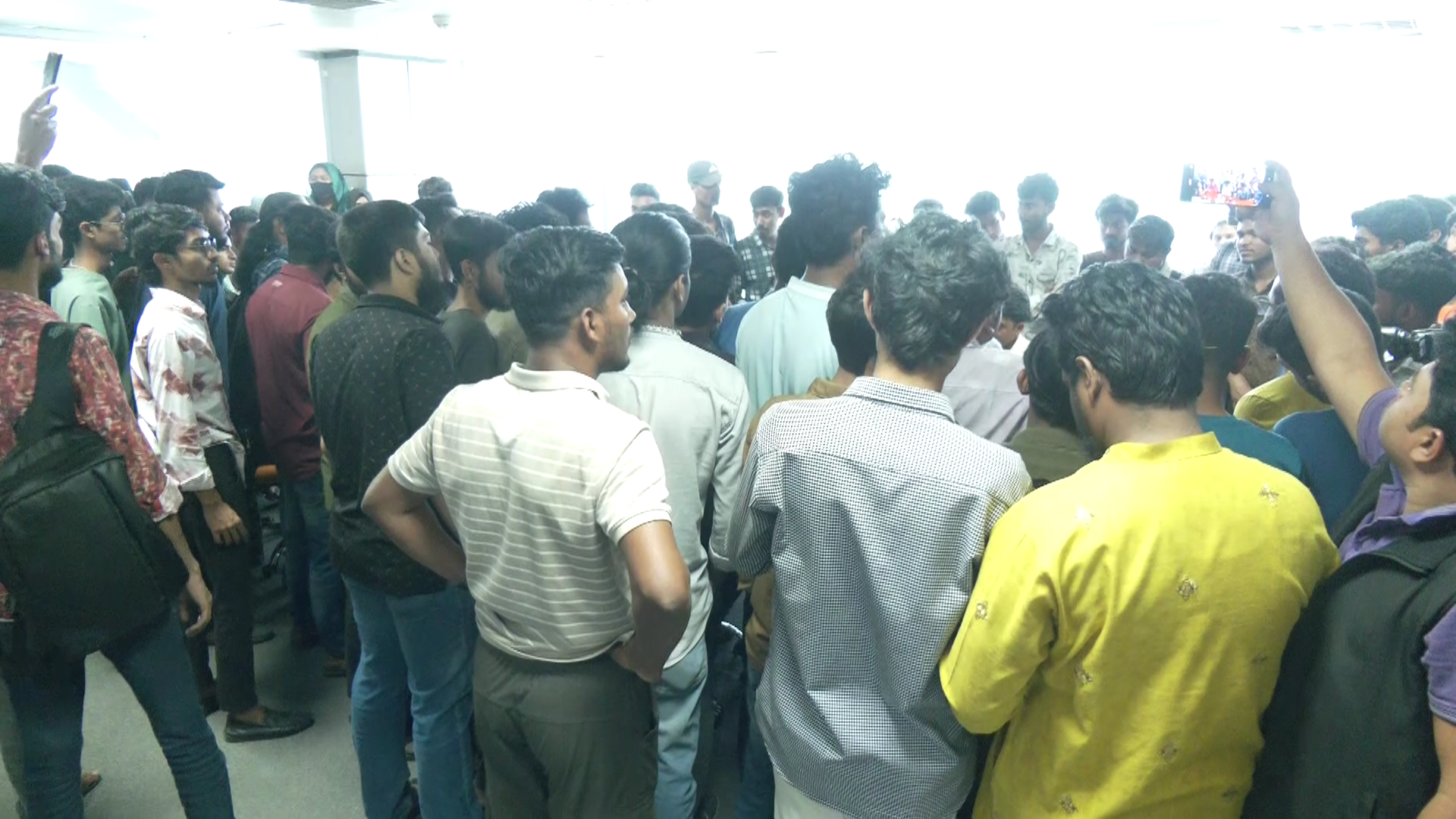 যশোর আইটি পার্কে চালডাল ডটকমের বিক্ষুব্ধ কর্মীদের বিক্ষোভ। স্ট্রিম ছবি