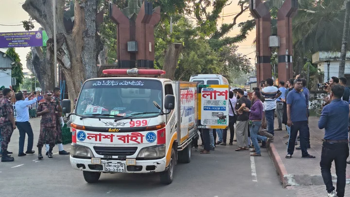 কলকাতায় হোটেলে অগ্নিকাণ্ডে প্রাণ হারানো পাঁচজনের মরদেহ বেনাপোল বন্দরে পরিবারের কাছে হস্তান্তর করা হয়। স্ট্রিম ছবি