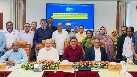 অনুষ্ঠান শেষে ফটোসেশনে আলোচক ও অতিথিরা। ছবি: সংগৃহীত