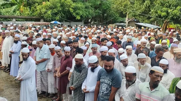 কালিগঞ্জ উপজেলার বরেয়া গ্রামে আলিমুজ্জামান সাজুর জানাজা। স্ট্রিম ছবি