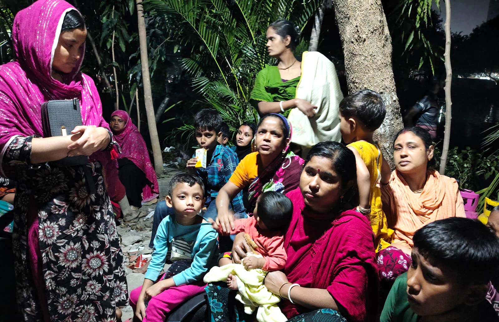 আগুন লাগার পর ছোট ছোট সন্তান নিয়ে খোলা আকাশের নিচে আশ্রয় নিয়েছেন কড়াইল বস্তির বাসিন্দারা। স্ট্রিম ছবি