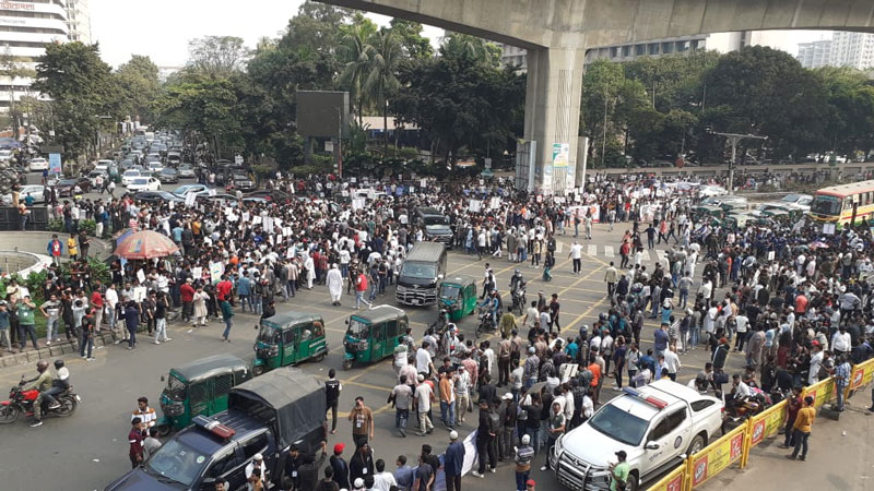 মোবাইল মার্কেট বন্ধ রেখে ব্যবসায়ীদের মানববন্ধন