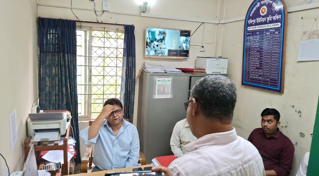 গাজীপুরের সফিপুর ভূমি কার্যালয় পরিদর্শনে জেলা প্রশাসক। স্ট্রিম ছবি