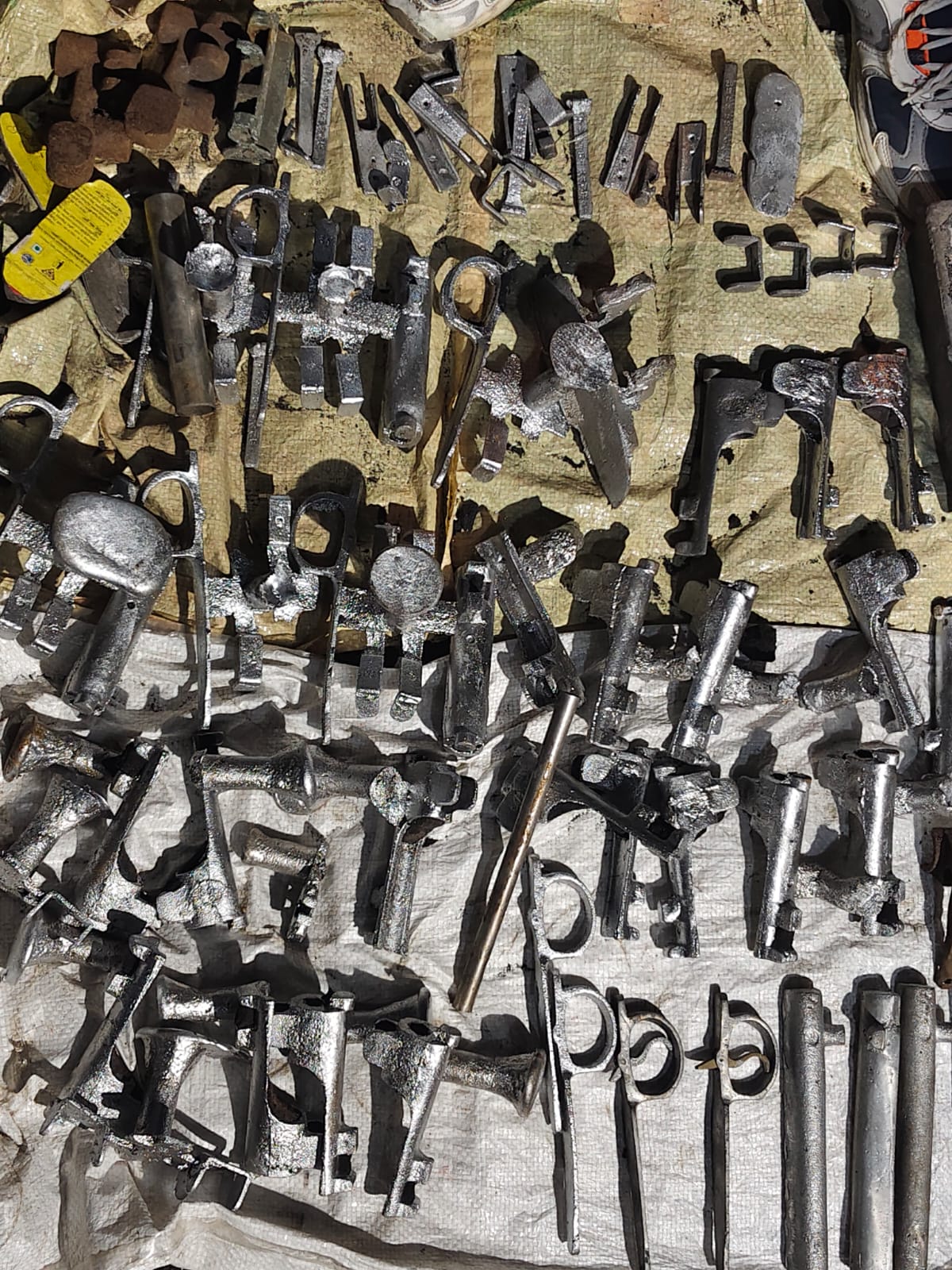 লেদ কারখানায় আগ্নেয়াস্ত্রের সরঞ্জাম তৈরি, খুলনায় আটক ৩