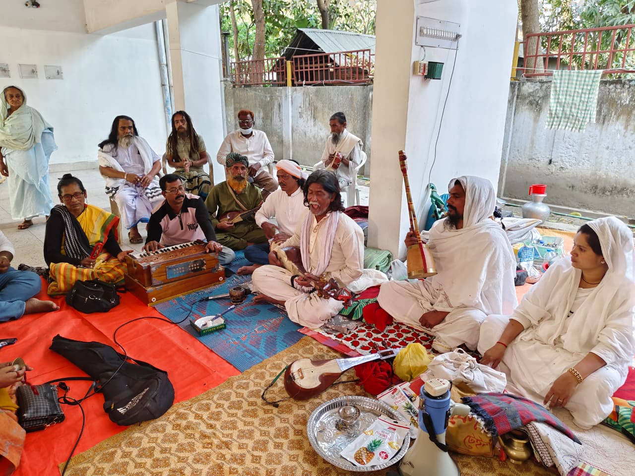 ছেঁউড়িয়ায় বাউল সম্রাট ফকির লালন সাঁইয়ের স্মরণোৎসবে এসেছেন তাঁর অনুসারীরা। স্ট্রিম ছবি
