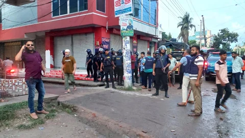 কুষ্টিয়া শহরের ছয় রাস্তার মোড় এলাকায় সংঘর্ষের পর পুলিশের অবস্থান। স্ট্রিম ছবি