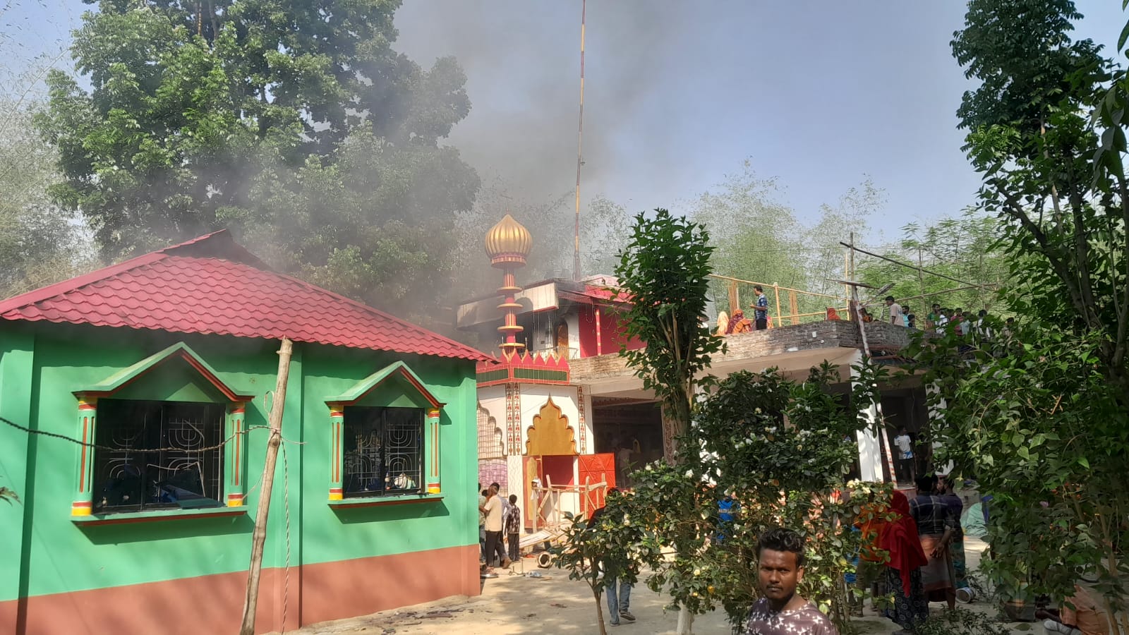 দৌলতপুরে পীর শামীমের দরবারে হামলা পর আগুন ঘরিয়ে দেয় বিক্ষুব্ধরা। স্ট্রিম ছবি