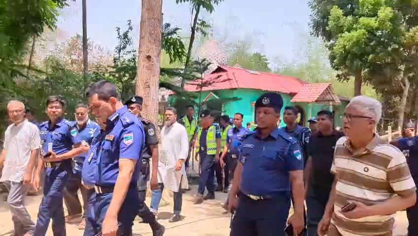 দৌলতপুরে পীর শামীমের দরবার পরিদর্শন করেন খুলনা রেঞ্জের অতিরিক্ত ডিআইজি। সংগৃহীত ছবি