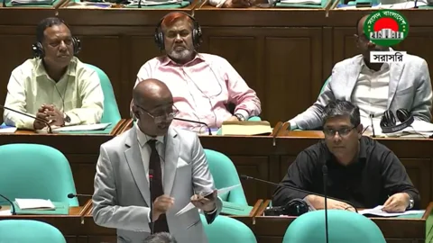 জাতীয় সংসদে ট্রান্সফার অব প্রপার্টি (অ্যামেন্ডমেন্ট) বিল, ২০২৬ উত্থাপন করেন আইনমন্ত্রী মো. আসাদুজ্জামান। ছবি: সংসদ বাংলাদেশ টিভি