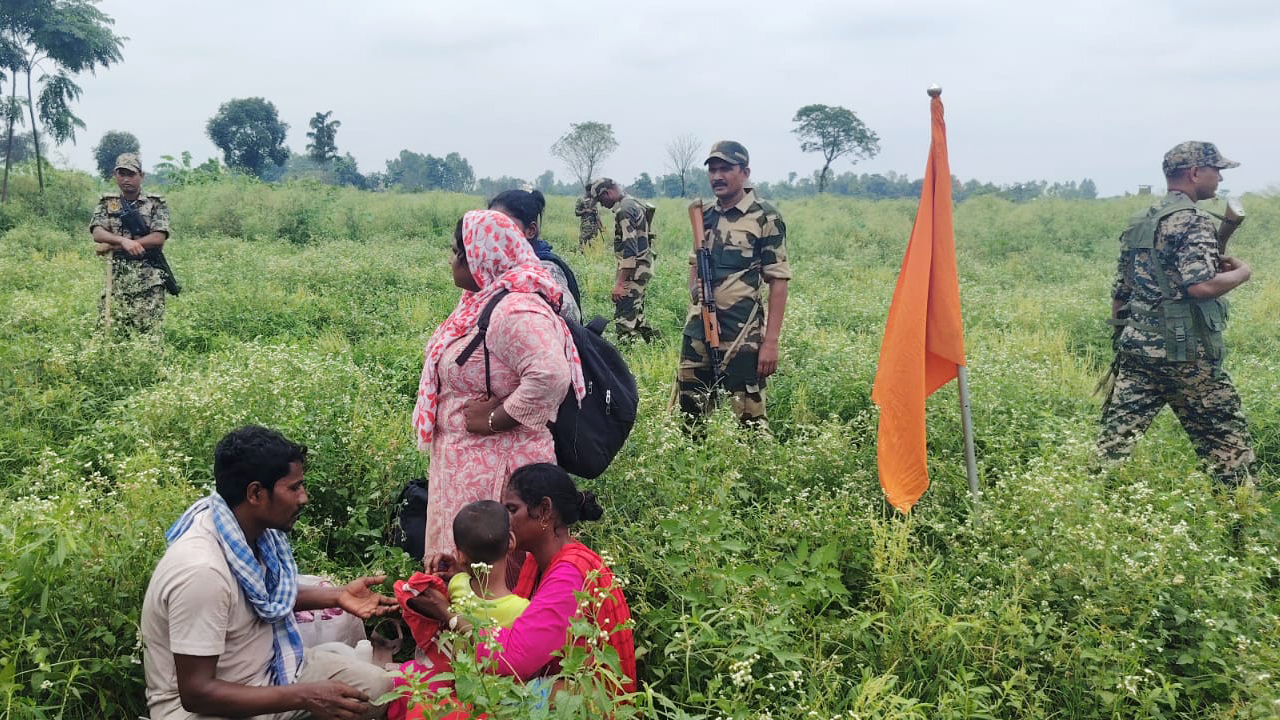 জনতাকে নিয়ে ৫ জেলার সীমান্তে বিএসএফের পুশইন রুখে দিল বিজিবি