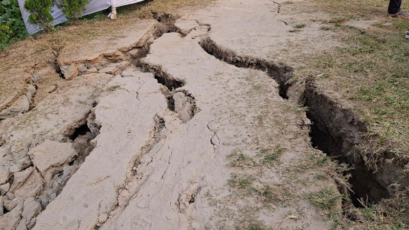 নরসিংদীর বহু ভবন-সড়কে ফাটল, ভূমিকম্পের উৎপত্তিস্থলে ঢাবির প্রতিনিধি দল