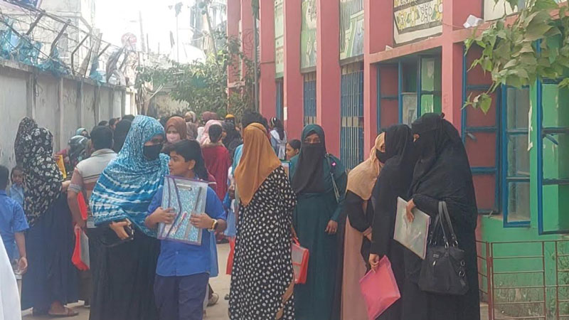 অভিভাবকরা সামলাচ্ছেন শ্রেণিকক্ষ-পরীক্ষা, অফিসে অলস বসে সহকারী শিক্ষকেরা