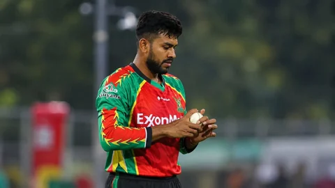 ব্যাট হাতে ১৮ রান, বল হাতে ২ উইকেট নিয়ে আলো ছড়িয়েছেন মিরাজ। সংগৃহীত ছবি