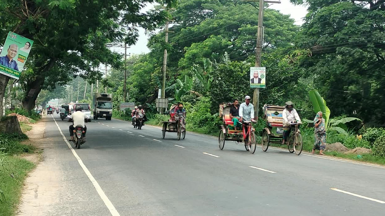 মহাসড়কের বড় অংশই থাকে ব্যাটারিচালিত রিক্সা, অটো ও থ্রি-হুইলারের দখলে। ছবি: স্ট্রিম