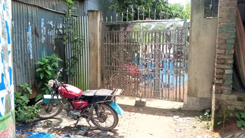 মানিকগঞ্জ সদরের কাকজিনগর এলাকায় শতবর্ষের রাস্তায় স্টিলের গেট নির্মাণ। স্ট্রিম ছবি