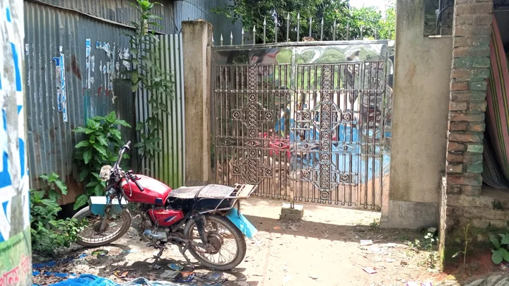 মানিকগঞ্জ সদরের কাকজিনগর এলাকায় শতবর্ষের রাস্তায় স্টিলের গেট নির্মাণ। স্ট্রিম ছবি