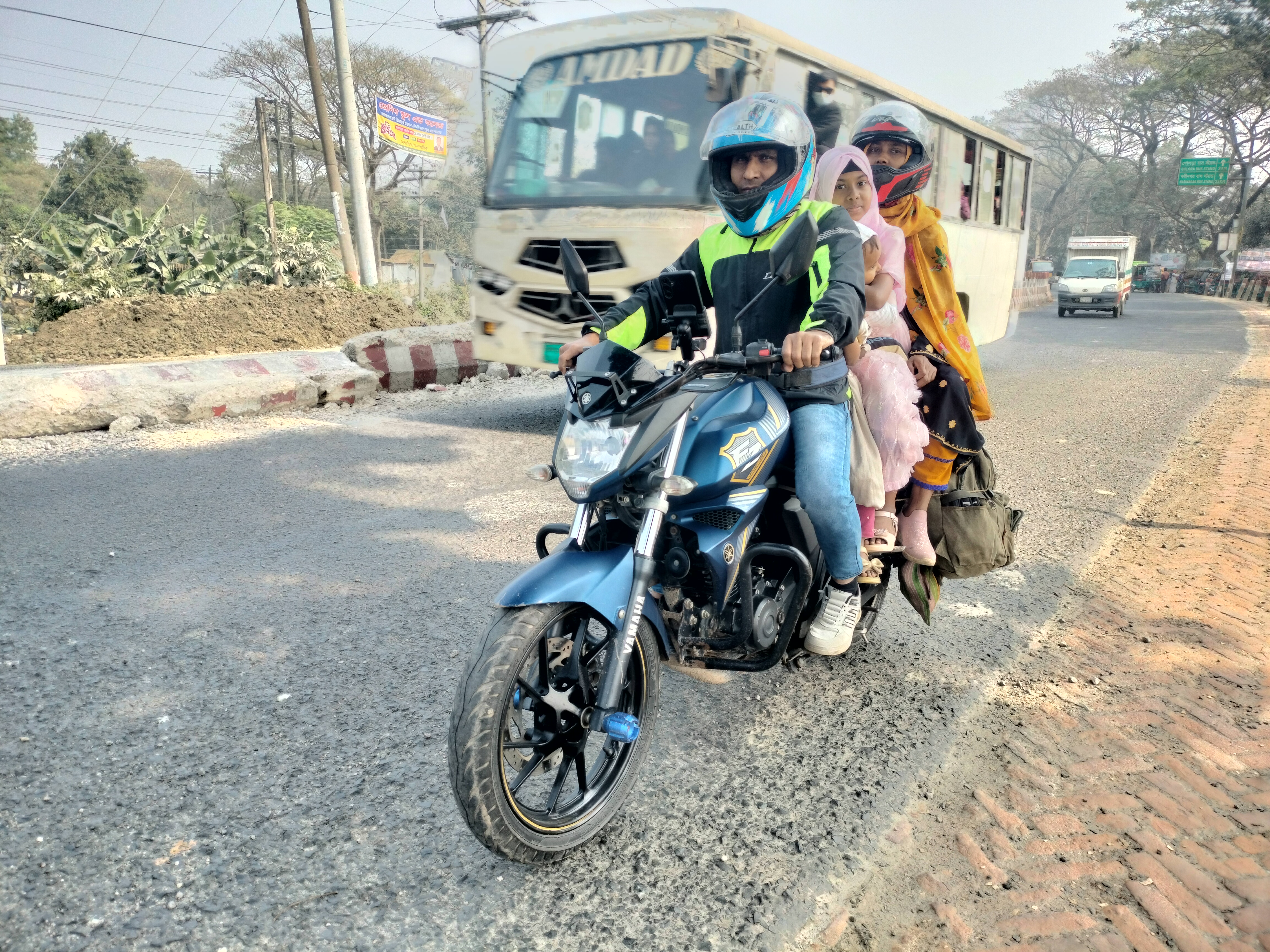 সাচ্ছন্দ্যের জন্য অনেকেই মোটরসাইকেল ছুটছেন গন্তব্যে। স্ট্রিম ছবি