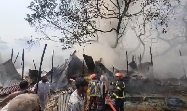 হরিরামপুরের শতবর্ষী আন্ধারমানিক বাজারের আগুন দেড় ঘণ্টায় নিয়ন্ত্রণে আসে । সংগৃহীত ছবি