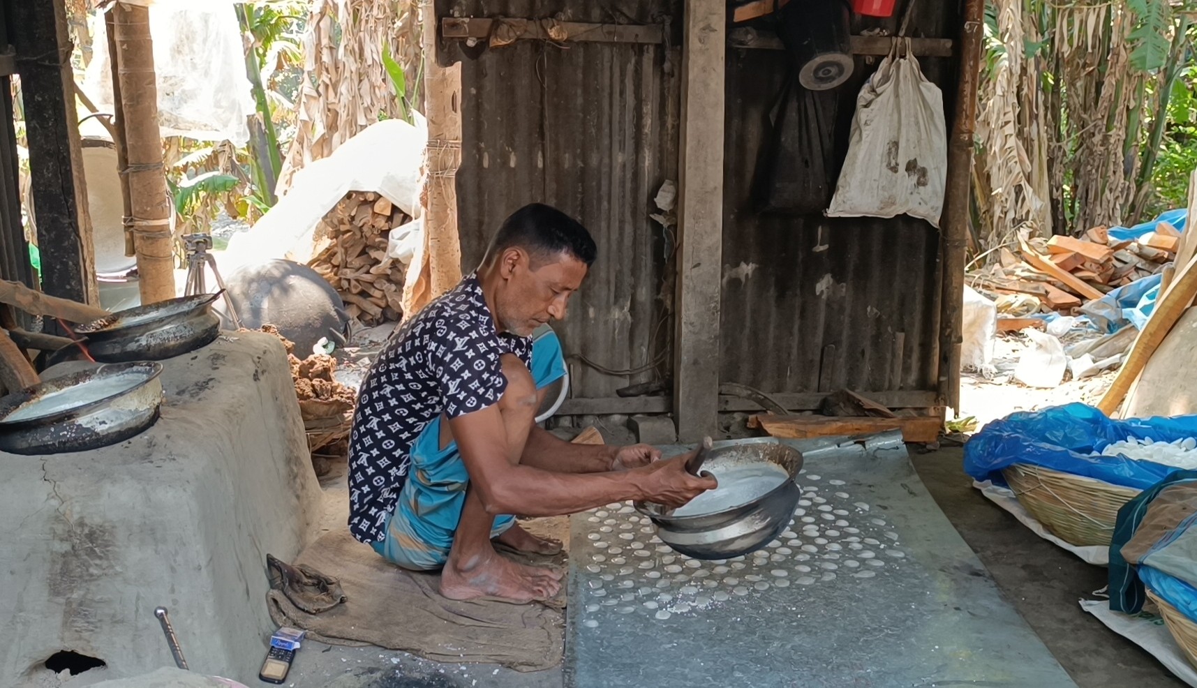 চিনির বাতাসা তৈরি করছেন এক কারিগর। স্ট্রিম ছবি