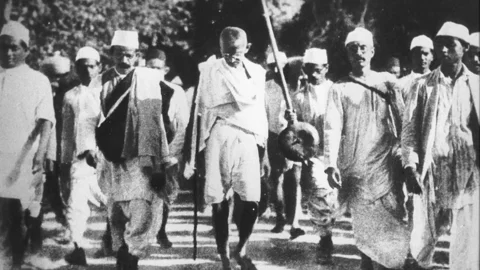 মহাত্মা গান্ধীর নেতৃত্বে লবণ মার্চ। ছবি: উইকিপিডিয়া