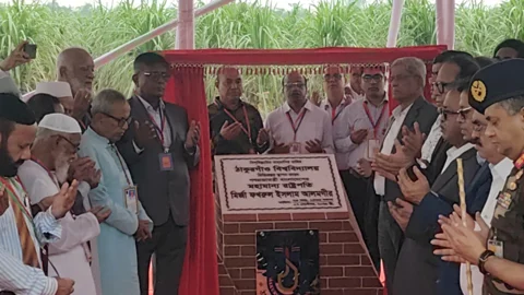 নতুন পাবলিক বিশ্ববিদ্যালয়ের ভিত্তিপ্রস্তর স্থাপন করেন রাষ্ট্রপতি মির্জা ফখরুল ইসলাম আলমগীর। সংগৃহীত ছবি